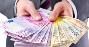 696x522_uomo_banconote_16