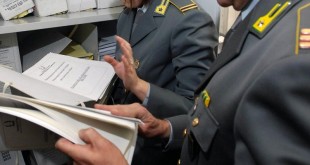 AGENTI GDF GUARDIA DI FINANZA FIAMME GIALLE CONTROLLO FALDONI DOCUMENTI CARTE ARCHIVIO